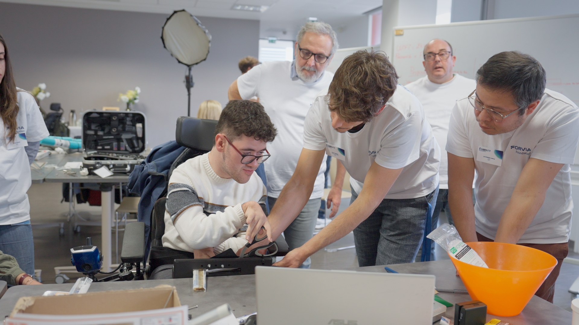 Participant en situation de handicap accompagné par l’équipe pendant le hackathon Forvia