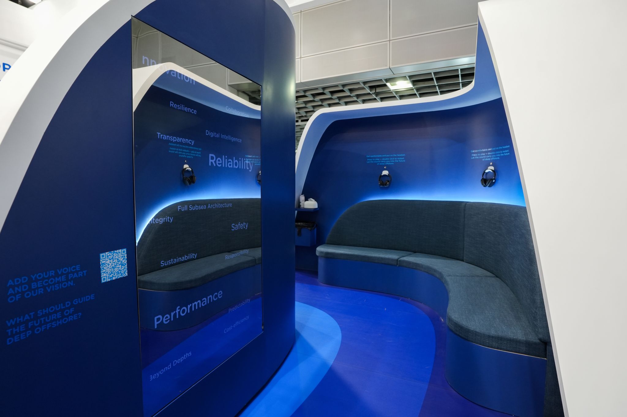 Espace immersif bleu du stand TotalEnergies